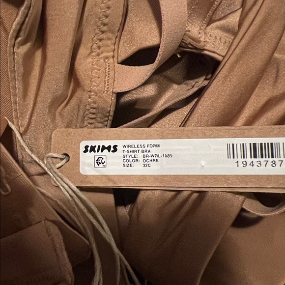 SKIMS Nude Seamless Bra - Picture 3 of 3
